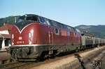 221 101 (Bw Villingen) vor einem Nahverkehrszug im Bahnhof Hausach. (04.09.1973) <i>Foto: Peter Schiffer</i>