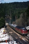 221 122 vor D 571 (Hamburg - Konstanz) zwischen Triberg und Nußbach. Deutlich sind die Spuren der anstehenden Elektrifizierung zu erkennen: Das zweite Gleis wurde entfernt und das Planum wegen des veränderten Lichtraumsprofils abgesenkt. (10.03.1974) <i>Foto: Peter Schiffer</i>