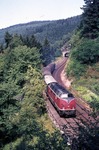 220 038 auf der Schwarzwaldbahn am Hohnen-Tunnel bei Nußbach. (11.08.1973) <i>Foto: Peter Schiffer</i>