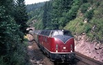 221 145 vor D 571 (Hannover - Konstanz) zwischen Gaisloch- u. Hohnentunnel auf der Schwarzwaldbahn. (11.08.1973) <i>Foto: Peter Schiffer</i>