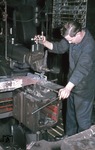 An der Drehbank für Treibstangen. (1953) <i>Foto: Siegfried Born</i>