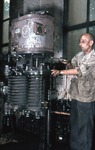 Arbeiten an einer Luftpumpe. (1953) <i>Foto: Siegfried Born</i>