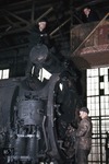 Ausbau des Oberflächenvorwärmer an Lok 01 211. (1953) <i>Foto: Siegfried Born</i>