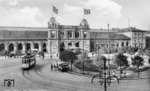 Der Mainzer Architekt Philipp Johann Berdellé (1838–1903) schuf das Empfangsgebäude des neuen Mainzer Hauptbahnhofes in hellem Flonheimer Sandstein in italienischer Neorenaissance mit barocken und klassizistischen Elementen. Ein markanter Mittelbau wurde von zwei niedrigeren Seitenflügeln mit Arkaden eingerahmt, die wiederum in Risaliten enden. Das Gebäude wurde am 15. Oktober 1884 feierlich eröffnet (Quelle: Wikipedia) (1938) <i>Foto: RVM</i>