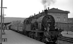78 474 am Bahnsteig Gleis 2 im Bahnhof Aalen. (13.05.1968) <i>Foto: Burkhard Wollny</i>