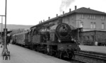 Vor einem aus Vorkriegswagen gebildeten Eilzug steht 78 300 in Gleis 2 des Bahnhofs Aalen. (14.05.1968) <i>Foto: Burkhard Wollny</i>