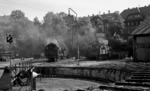 Im Januar 1970 verabschiedeten sich alle pr. T 18 aus Aalen. Im Mai 1968 waren noch 9 Maschinen (78 062, 192, 195, 256, 300, 355, 459, 474 und 482) dort beheimatet. Im Bw erkennen wir 78 482. (14.05.1968) <i>Foto: Burkhard Wollny</i>