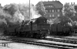 Die unmittelbare Nähe des Bw Aalen zu den Wohnhäusern würde heute sicherlich zu großen Protesten der Anwohner wegen Lärm und Dreck führen. 1968 genießen 78 482 und 50 1972, sowie 50 2381 vor der T 18 die Einsatzpause. (14.05.1968) <i>Foto: Burkhard Wollny</i>