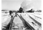 Russische Frauen reinigen die Weichen von Eis und Schnee, während 38 3453 in Minsk auf Ausfahrt wartet. (1943) <i>Foto: RVM (Bandelow)</i>