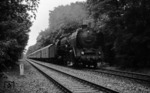 01 084 vom Bw Berlin-Ostbf hatte den D 109 in Helmstedt übernommen und befindet sich nun im Düppeler Forst bei Strecken-km 15,3 seit einem Kilometer auf Westberliner Gebiet.  (28.07.1968) <i>Foto: Burkhard Wollny</i>