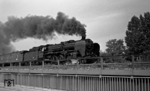 01 165 (Bw Berlin Ostbf) verlässt vor D 109 den Bahnhof Berlin-Wannsee in Richtung Nikolassee. Im Vordergrund das Geländer der Alemannenstraße. (26.07.1968) <i>Foto: Burkhard Wollny</i>