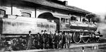 Die Königlich Bayerische Staatsbahn besaß zwei Schnellzug-Dampflokomotiven amerikanischen Ursprungs mit Vauclain-Triebwerk. Nr. 2398 wurde von Baldwin-Locomotive Works in Eddystone (Pennsylvania) gebaut, dem weltweit größten Hersteller von Dampflokomotiven. Um die damals in Deutschland weitgehend unbekannten Baugrundsätze amerikanischer Lokomotiven kennenzulernen, importierte die Bayerische Staatsbahn 1899 und 1900 vier Lokomotiven des Herstellers Baldwin. Nach den beiden 1899 gelieferten Consolidation-Güterzuglokomotiven mit der Achsfolge 1'D (Gattung E I) folgten 1900 zwei Atlantic-Schnellzuglokomotiven (Achsfolge 2'B1). Es waren typisch amerikanische Lokomotiven, wobei Kessel und Triebwerk baugleich mit den Lokomotiven der Klasse A-1 der Milwaukee Road waren. Die Lokomotiven hatten ein Vierzylinder-Verbundtriebwerk der Bauart Vauclain, bei dem je ein Hoch- und Niederdruckzylinder direkt übereinander angeordnet waren und auf eine gemeinsame Treibstange arbeiteten. Der Vorteil dieser Bauart bestand darin, dass keine schwer zugänglichen Innentriebwerke mit teuren Kropfachsen notwendig waren. Während sich diese Triebwerksbauart in Europa nicht durchsetzen konnte, erkannte man in dem amerikanischen Barrenrahmen einige Vorteile, unter anderem die bessere Zugänglichkeit zu einem Innentriebwerk. Deshalb wurde diese Rahmenbauart dann auch bei den zehn 1904 von Maffei gebauten Serienlokomotiven der Gattung S 2/5 sowie allen späteren bayerischen Vierzylinder-Verbundlokomotiven angewandt, die jedoch abweichend von den amerikanischen Lokomotiven ein Triebwerk mit Innenzylindern und Kropfachse erhielten. Die beiden Baldwin-Lokomotiven mit den Nummern 2398 und 2399 blieben bis nach dem Ersten Weltkrieg im Einsatz. Im vorläufigen Umzeichnungsplan der Deutschen Reichsbahn Anfang der 1920er Jahre waren sie noch als 14 131 und 14 132 vorgesehen, wurden aber 1923 ausgemustert.  (1900) <i>Foto: Werkfoto</i>