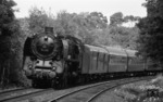 01 226 (Bw Berlin Ostbf) legt sich im Düppeler Forst zwischen Berlin-Wannsee und -Kohlhasenbrück vor D 110 in die Kurve. (27.07.1968) <i>Foto: Burkhard Wollny</i>