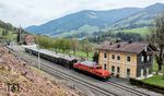 ÖBB 1020.37 der Österreichischen Gesellschaft für Eisenbahngeschichte (ÖGEG) mit einem Fotozug von Saalfelden nach St. Johann im Bahnhof Leogang. (24.04.2016) <i>Foto: Joachim Schmidt</i>