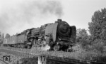 01 226 mit einem Schnellzug zwischen Berlin-Wannsee und -Nikolassee. (28.07.1968) <i>Foto: Burkhard Wollny</i>