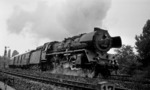 Am regnerischen Morgen des 28. Juli 1968 verlässt 03 030 (Bw Berlin-Ostbf) mit einem Schnellzug Berlin-Wannsee in Richtung Osten. (28.07.1968) <i>Foto: Burkhard Wollny</i>