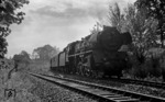03 030 hat soeben die Grenzanlagen bei Berlin-Griebnitzssee passiert und rollt in Richtung Westberlin. Links das Streckengleis aus Seddin. (27.07.1968) <i>Foto: Burkhard Wollny</i>