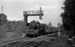 03 096 vor D 118 an den Einfahrvorsignalen von Berlin-Wannsee auf dem Weg nach Westen. (27.07.1968) <i>Foto: Burkhard Wollny</i>
