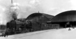 39 056 vom Bw Wuppertal-Langerfeld mit D 172 vor der imposanten Bahnhofshalle von Hannover Hbf. (1932) <i>Foto: Rudolf Kreutzer</i>