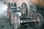 Säubern der Radsätze. (1953) <i>Foto: Siegfried Born</i>