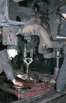 Vermessen des Drehzapfens an der Vorlaufachse einer 01. (1953) <i>Foto: Siegfried Born</i>