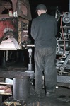 Bohren neuer Befestigungslöcher in den Rahmen einer 44er. (1953) <i>Foto: Siegfried Born</i>