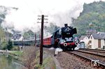 50 622 mit Sonderzug Dz 23426 nach Koblenz im Lahntal bei Balduinstein. (16.04.1989) <i>Foto: Wolfgang Bügel</i>
