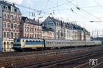 141 248 (Bw Hagen-Eckesey) vor E 3114 in Wuppertal-Oberbarmen. Sie erhielt mit einem Umbau für einen Muster-S-Bahnzug im AW Karlsruhe Ende 1977 eine Sonderlackierung. Die spezielle Lackierung mit dem seitlichen Pfeil brachte es allerdings mit sich, dass sie nur mit dem Führerstand 2 voraus "richtig" zum Zug laufen konnte. Aus Abnutzungsgründen wurden die Loks im S-Bahnbereich aber alle 4 Wochen gedreht. Daher wurde der Anstrich-Vorschlag als nicht zielführend wieder verworfen und die Lok vor "normalen" Nahverkehrszügen eingesetzt. (29.04.1989) <i>Foto: Wolfgang Bügel</i>