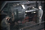 Einstellarbeiten an Zylinder und Gleitbahn einer 01. (1953) <i>Foto: Siegfried Born</i>