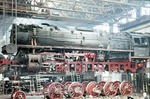 Aufsetzen von 44 1143 (Bw Schweinfurt) auf die Radsätze. (1953) <i>Foto: Siegfried Born</i>