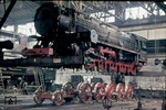 Aufsetzen der 44 1143 auf die Radsätze. (1953) <i>Foto: Siegfried Born</i>