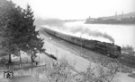 03 010 vom Bw Mainz vor dem Rheingoldzug F 163 zwischen Koblenz und Rhens. (10.05.1952) <i>Foto: Carl Bellingrodt</i>