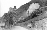 Vor der Kulisse der Burg Katz bei St. Goarshausen dampft 17 130 vor P 1006 nach Koblenz vorbei. (26.04.1932) <i>Foto: DLA Darmstadt</i>