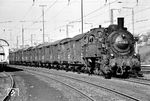 Mit einem langen Stückgutzug hatte 094 730 im Rangierbahnhof Wuppertal-Vohwinkel gut zu tun. (14.04.1971) <i>Foto: Wolfgang Bügel</i>
