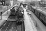 Die beiden Dillenburger Maschinen 39 123 und 39 064 warten im Bahnhof Siegen auf Weiterfahrt. (1959) <i>Foto: Gerhard Moll</i>