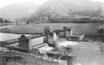 39 048 vom Bw Gießen passiert vor P 1470 eine Schiffsschleuse bei Nassau an der Lahn. (02.05.1953) <i>Foto: Carl Bellingrodt</i>