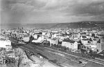 Blick auf die nördliche Bahnhofsausfahrt von Koblenz Hbf mit der ausfahrenden Doppeltraktion 39 049 + 03 1014. (22.09.1953) <i>Foto: Carl Bellingrodt</i>