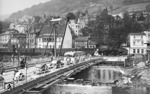 41 042 vom Bw Siegen läuft vor P 1253 in Altena (Sauerland) ein. An der Bahnschranke wartet der motorisierte Sonntagsnachmittagsausflugsverkehr. (12.10.1952) <i>Foto: Carl Bellingrodt</i>