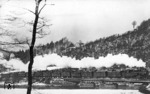 74 579 (Bw Wuppertal-Steinbeck) mit einem beachtlichen Nahgüterzug nach Radevormwald auf der Wupperbrücke bei Wuppertal-Laaken. Leider hat der Fotograf etwas spät auf den Auslöser gedrückt. (24.02.1933) <i>Foto: DLA Darmstadt</i>
