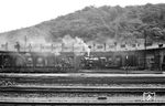 Blick auf den Ringlokschuppen des Bw Dillenburg, wo zahlreiche Loks der Baureihen 44, 50 und 93 (u.a. 93 1122) vor sich hin qualmen. (26.07.1958) <i>Foto: Jacques H. Renaud</i>