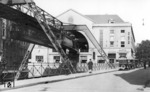 Begegnung der Schwebebahnwagen 11 und 19 der Baureihe 1903 an der Haltestelle Döppersberg in Wuppertal-Elberfeld. (1932) <i>Foto: Slg. Eisenbahnstiftung</i>