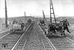 Dieser martialische Original-Bildtitel aus dem Zweiten Weltkrieg zeigt den Einsatz von motorisierten Schienendraisinen durch Deutsche Eisenbahnpioniere während des Frankreichfeldzuges. (16.05.1940) <i>Foto: RVM (Schulze)</i>