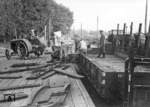 Deutsche "Hanomag"-Traktoren werden unter der Aufsicht eines deutschen Wehrmachtsoffizier im Bahnhof Karlowka an der Bahnstrecke Poltawa – Krasnohrad – Donezk in der Ukraine vor den anrückenden sowjetischen Truppen in Sicherheit gebracht. (12.09.1943) <i>Foto: RVM (Wolff-Altvater)</i>