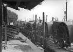 Rückführung deutscher "Hanomag"-Traktoren im Bahnhof Karlowka nahe Poltawa in der Ukraine vor der anrückenden Roten Armee. (12.09.1943) <i>Foto: RVM (Wolff-Altvater)</i>