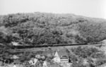 Blick von der Bopparder Hamm auf 94 1088 und Schiebelok 94 1363, die den P 3636 nach Simmern auf dem steilsten Abschnitt der Hunsrückbahn kurz hinter Boppard den Berg hinauf befördern.  (16.05.1932) <i>Foto: DLA Darmstadt</i>