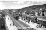 Ausflugsverkehr in Siegen: Soeben ist eine unbekannte 50 mit D 81 eingetroffen, während 39 232 vor E 382 auf umsteigende Fahrgäste wartet. (06.05.1951) <i>Foto: Carl Bellingrodt</i>