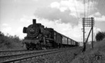38 3650 vor einem Personenzug nach Tübingen bei Böblingen-Hulb. (19.08.1968) <i>Foto: Burkhard Wollny</i>