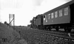 Ende der 1960er Jahre war die Strecke von Böblingen nach Herrenberg noch mit Doppel-Telegrafenmasten ausgerüstet. Hier passiert 38 3650 mit einem Personenzug nach Tübingen die Zeugen vergangener Telegrafenübermittlung. (19.08.1968) <i>Foto: Burkhard Wollny</i>