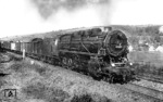43 005 auf der Fahrt nach Eisenach bei Ronshausen. Deutlich ist das dritte Gleis zuerkennen, dass nach dem Krieg abgebaut wurde. (1931) <i>Foto: Hermann Maey</i>