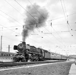 01 1104 startet mit dem D 284 in Kassel Hbf. Die Lok wird den Zug bis Gießen befördern. (04.03.1967) <i>Foto: Jörg Schulze</i>